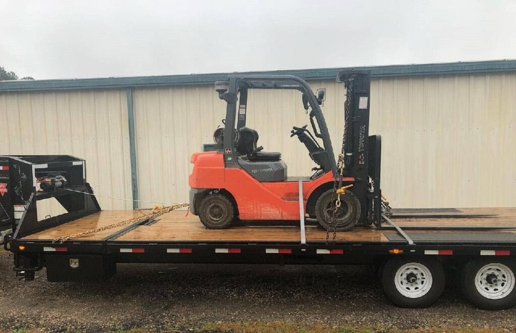 Forklift on trailer 